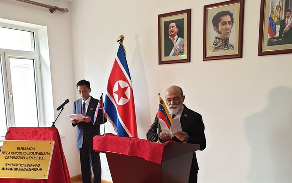 O vice-ministro venezuelano de RelaÃ§Ãµes Exteriores para negÃ³cios na Ãsia, Oriente MÃ©dio e Oceania, Ruben Dario Molina, discursa na inauguraÃ§Ã£o da embaixada da Venezuela em Pyongyang, na Coreia do Norte, na quarta-feira (21) â Foto: ReproduÃ§Ã£o/Embaixada da RÃºssia na Coreia do Norte