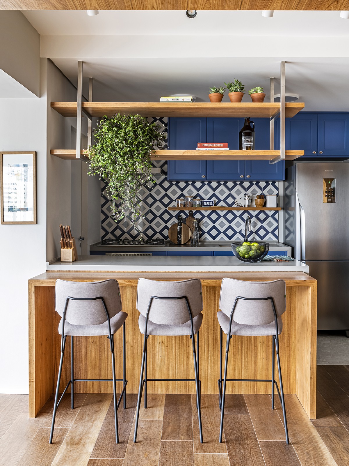 Cozinha | Os móveis em estilo provençal são contornados pelas cerâmicas geométricas em tons de azul, da PortobelloShop, criando um ambiente lúdico que traz memórias afetivas ao morador (Foto: Renato Navarro/Divulgação)