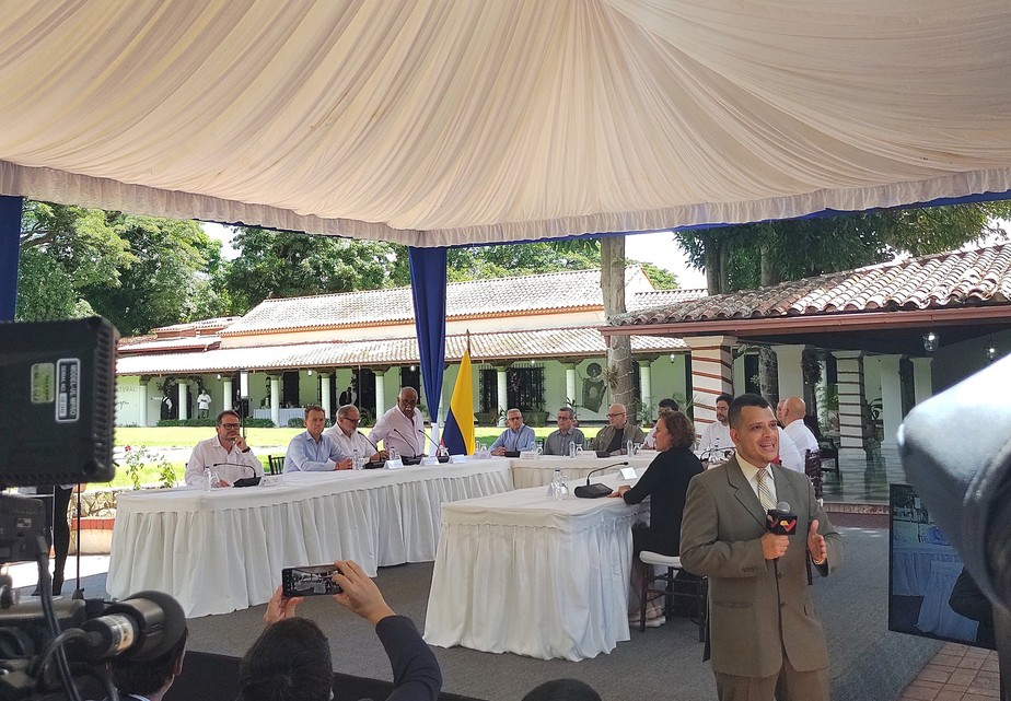 Representantes do ELN se reúnem com o governo colombiano em Caracas, na Venezuela