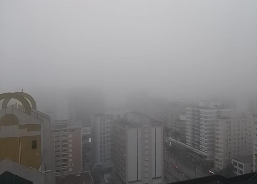 Neblina toma conta da Baixada Santista, mas deve se dissipar ao longo do dia — Foto: Vanessa Medeiros/G1