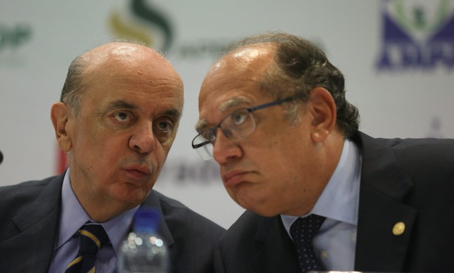 José Serra e Gilmar Mendes em evento sobre direito constitucional