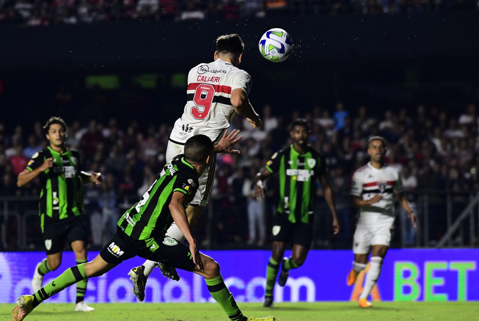 Calleri aproveita cruzamento de Alisson para anotar o segundo gol do jogo — Foto: Marcos Ribolli