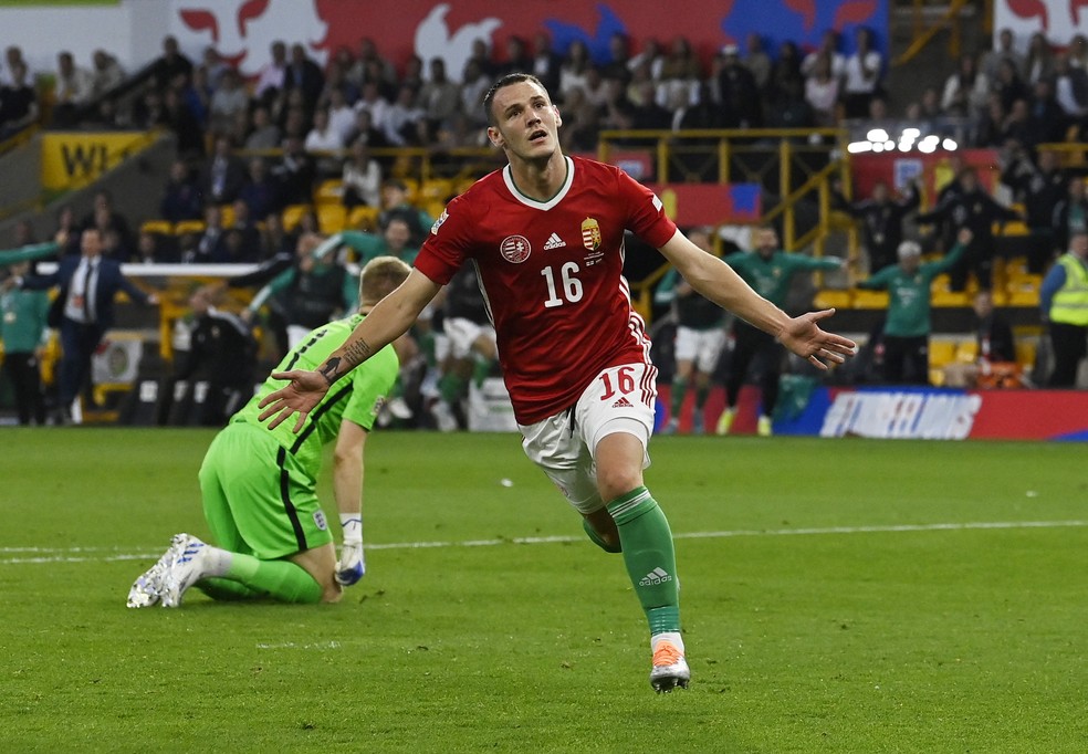 Gazdag comemora seu gol contra a Inglaterra: há 70 anos, a Inglaterra não perdia por três ou mais de diferença em casa — Foto: Toby Melville/Reuters