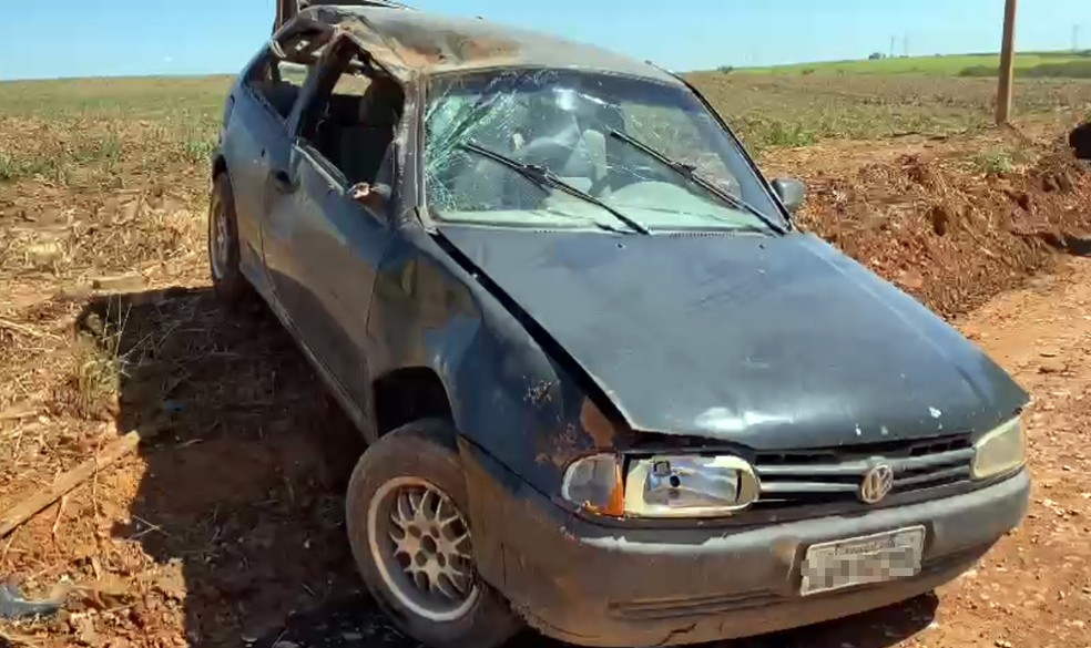 Carro ficou destruído após o capotamento — Foto: Wagner Romano