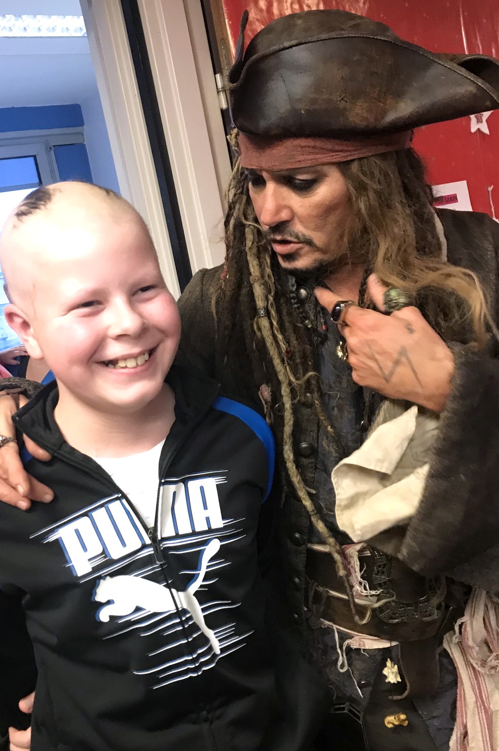 Johnny Depp, vestido como Jack Sparrow, visita crianÃ§as em tratamento contra cÃ¢ncer em hospital de Paris â€” Foto: HO / INSTITUT CURIE / AFP