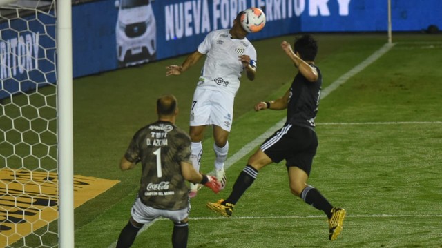 Carlos Sánchez cabeceia para trás; Raniel não encontraria a bola...