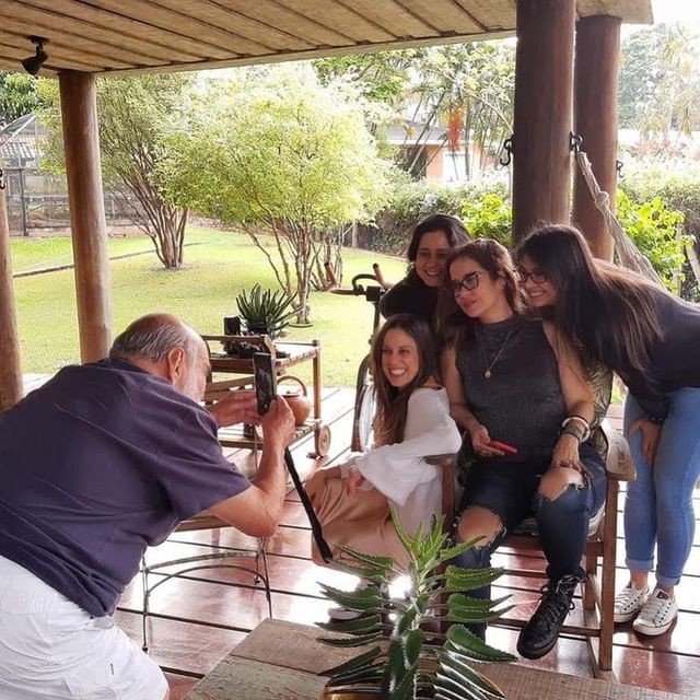 Lima Duarte surge sorridente em foto com filhas, netas e bisnetas (Foto: reprodução/instagram)