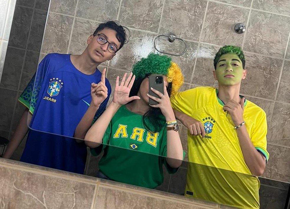 Filhos de Youssef acompanham e tamb&eacute;m praticam futebol &mdash; Foto: Hosni Youssef/Arquivo pessoal 