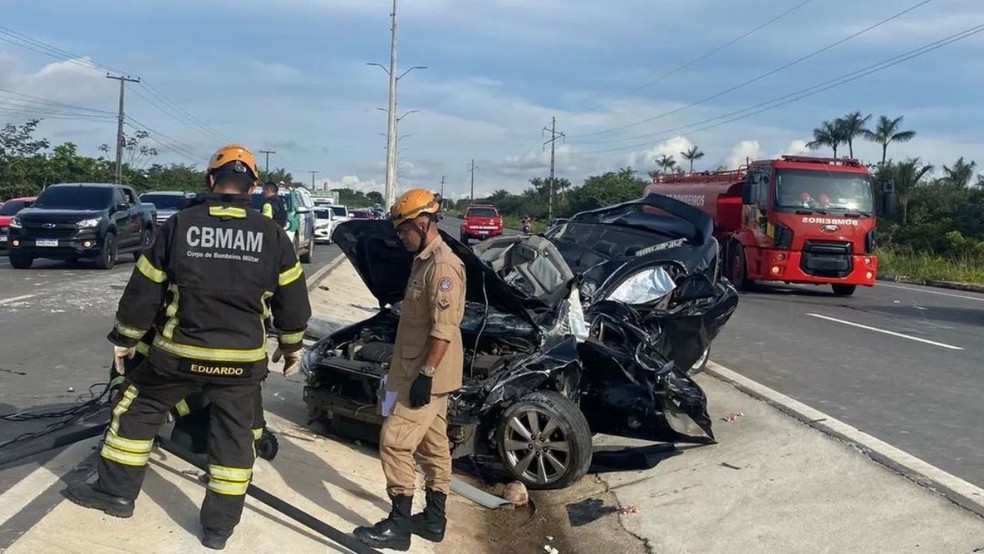 Carro derruba poste na AM-070 no Amazonas — Foto: Corpo de Bombeiros