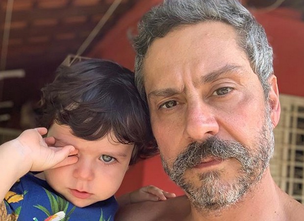Alexandre Nero e o filho caçula, Ínã (Foto: Reprodução/Instagram)