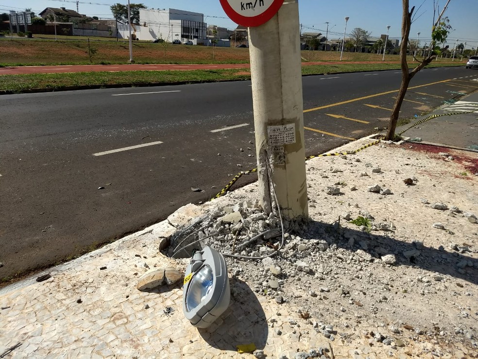 Carro bateu em um veÃ­culo e no poste, que chegou a sair do lugar em Rio Preto (Foto: Jocelito Paganelli/TV TEM)