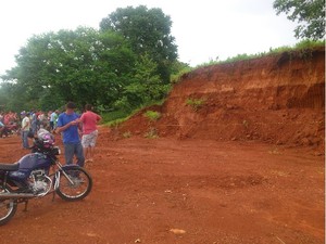 Adolescente de 15 anos é encontrado morto soterrado por barranco, em Córrego do Ouro, em Goiás (Foto: AgMais)