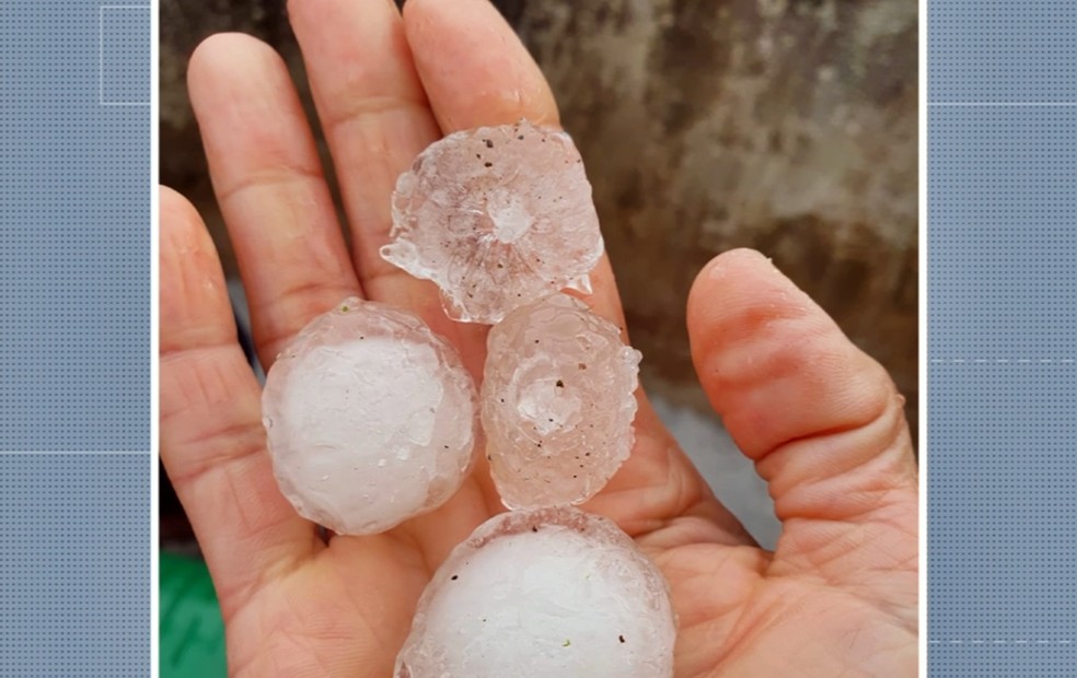 Granizo atingiu 600 casas e deixou desalojados e desabrigados em Campos Gerais — Foto: Reprodução EPTV