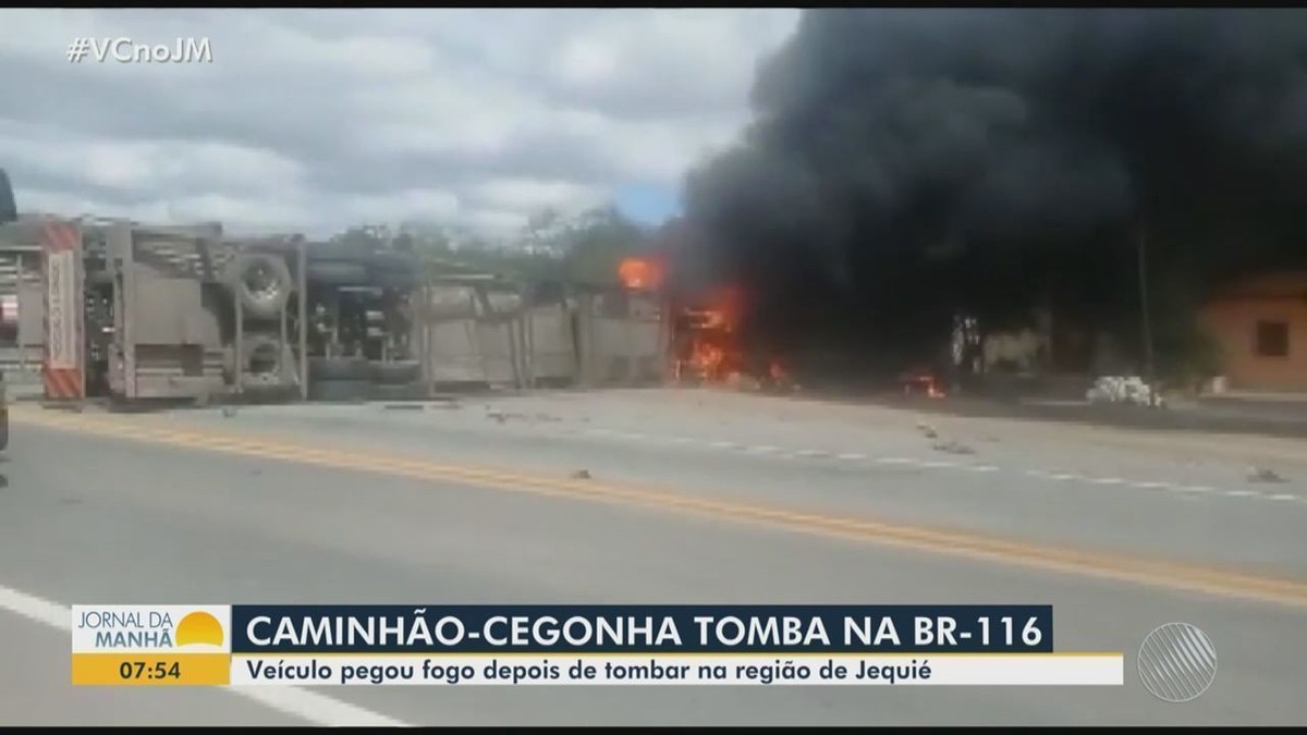 Caminhão-cegonha tomba e pega fogo na BR-116, no sudoeste da Bahia; motorista ficou ferido
