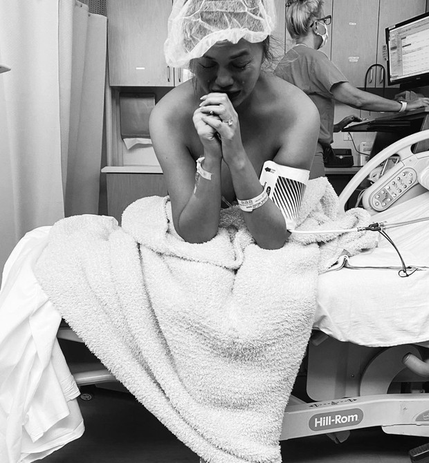 Chrissy no hospital (Foto: Reprodução Instagram)