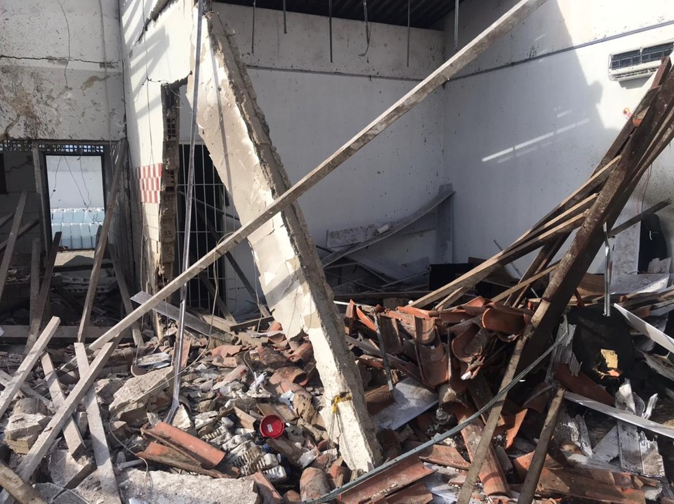 Estrutura de posto de combustíveis ficou completamente destruída após explosões provocadas por criminosos em Macaíba, na Grande Natal — Foto: Kleber Teixeira/Inter TV Cabugi