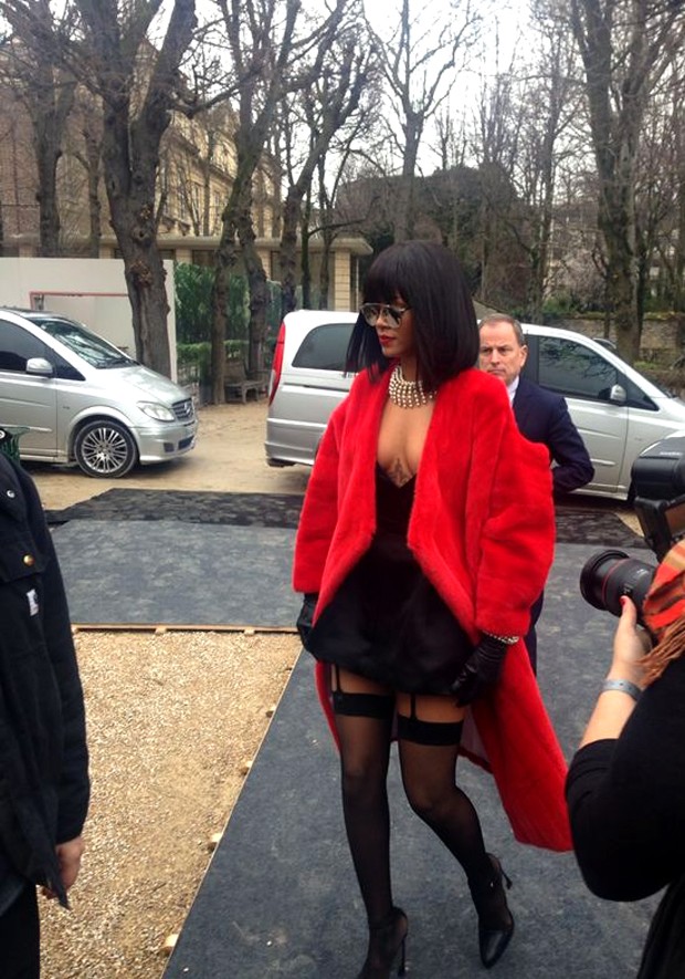 Rihanna chega com look fetichista ao desfile da Dior, na manhã desta sexta-feira (28.02) (Foto: Victoria Ceridono)