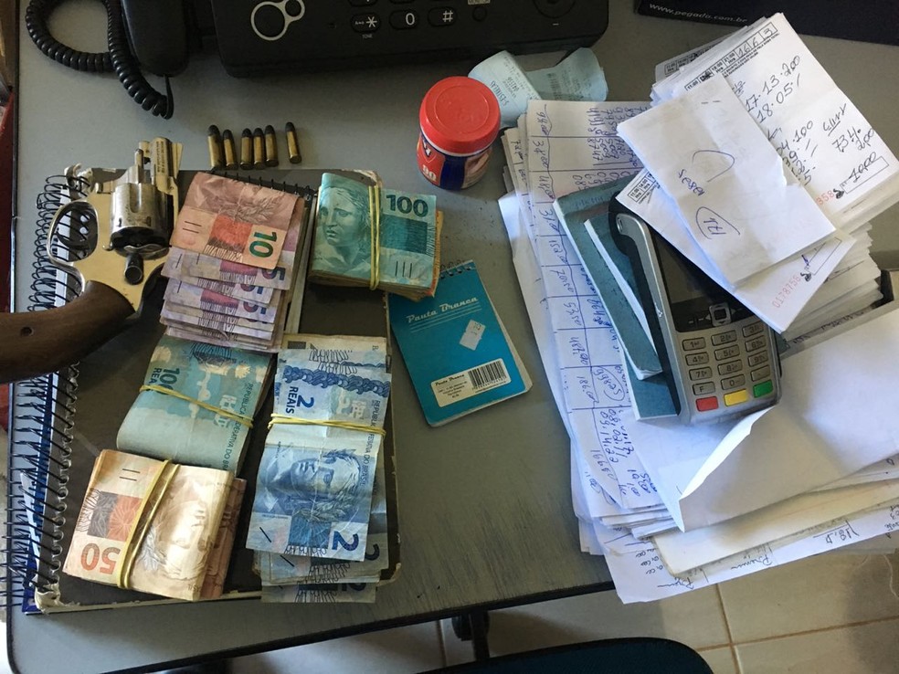 Durante a aÃ§Ã£o, batizada de Sorte Grande, foram apreendidos dinheiro, R$ 25 mil em cheques, anotaÃ§Ãµes de jogos e armas (Foto: PM/DivulgaÃ§Ã£o)