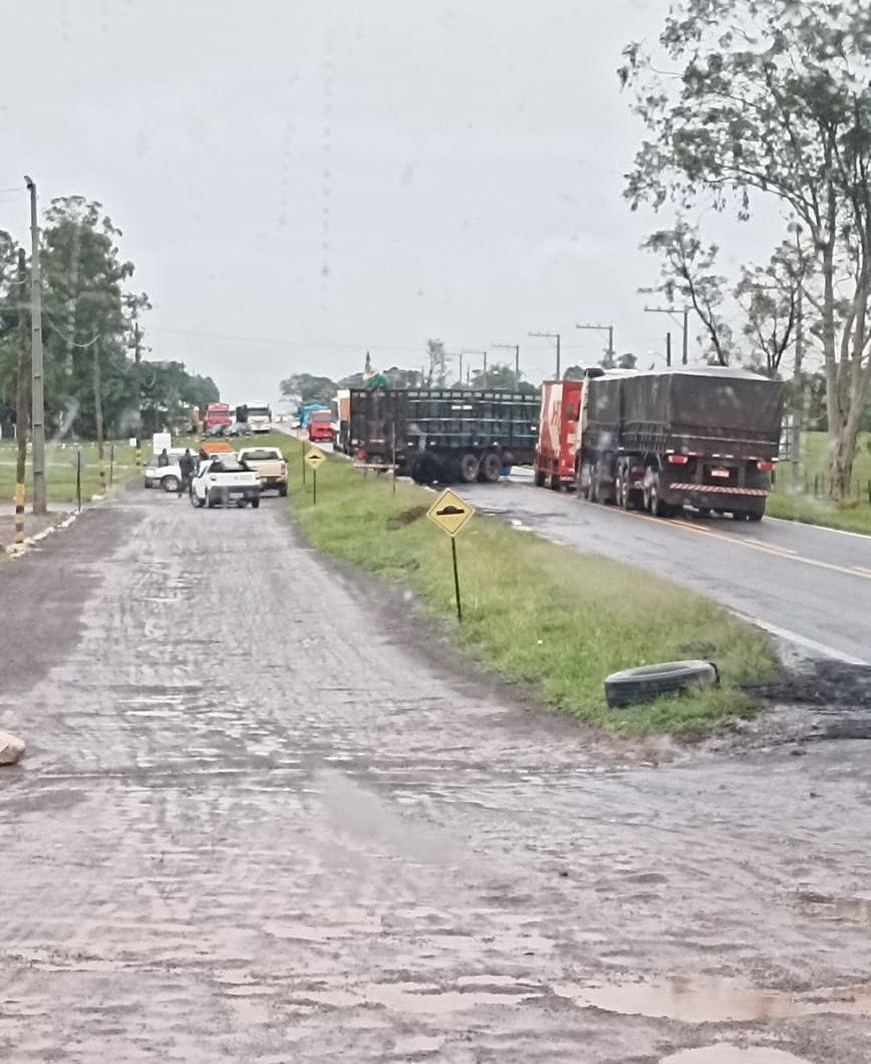 BR-060 na manhã desta segunda-feira (31). — Foto: Reprodução