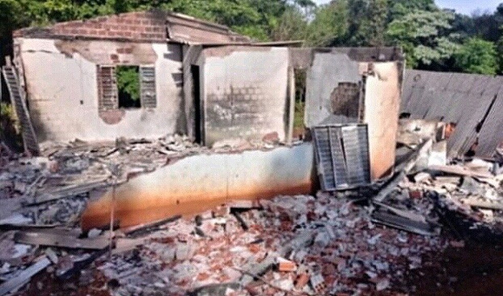 Casa do cacique foi incendiada  — Foto: Arquivo pessoal