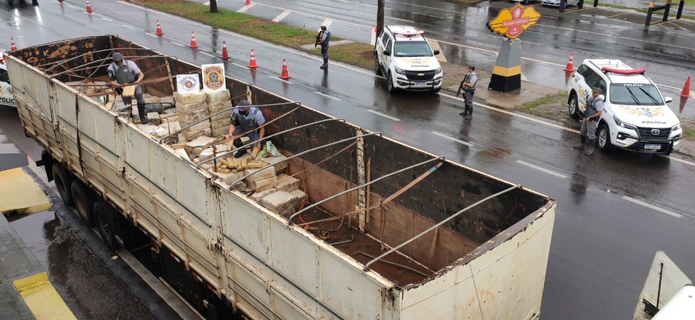 Tabletes de maconha foram encontrados em meio a carga de milho, em Teodoro Sampaio (SP) — Foto: Cedida