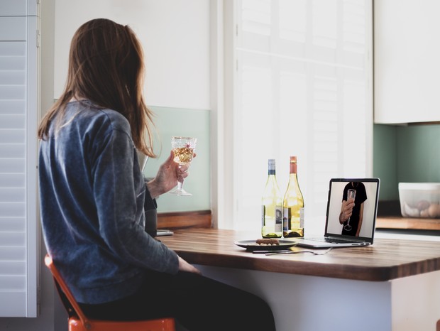 Couple staying in touch online. Instead of big get-togethers, parties and real life contact, virtual video chats are the new norm during lockdown due to Covid-19. Celebrating milestones virtually during lockdown. With social distancing in full swing, peop (Foto: Getty Images)