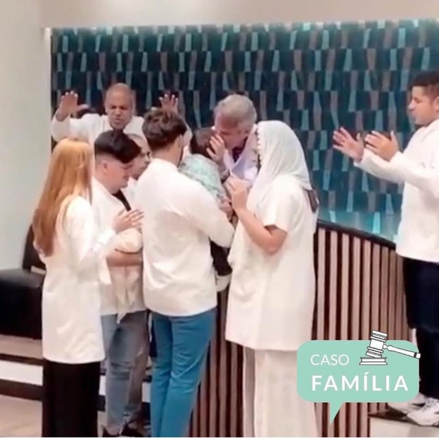 Família Poncio batiza Josué (Foto: Reprodução/Instagram)
