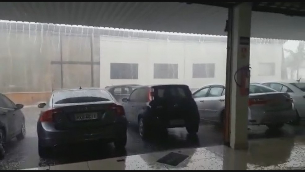 Chuva invade loja de carros em Taguatinga — Foto: Arquivo pessoal