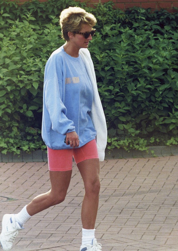 1998 Hotfooting it out of Chelsea Harbour Club in bleached-out gym gear. (Foto: Getty Images)