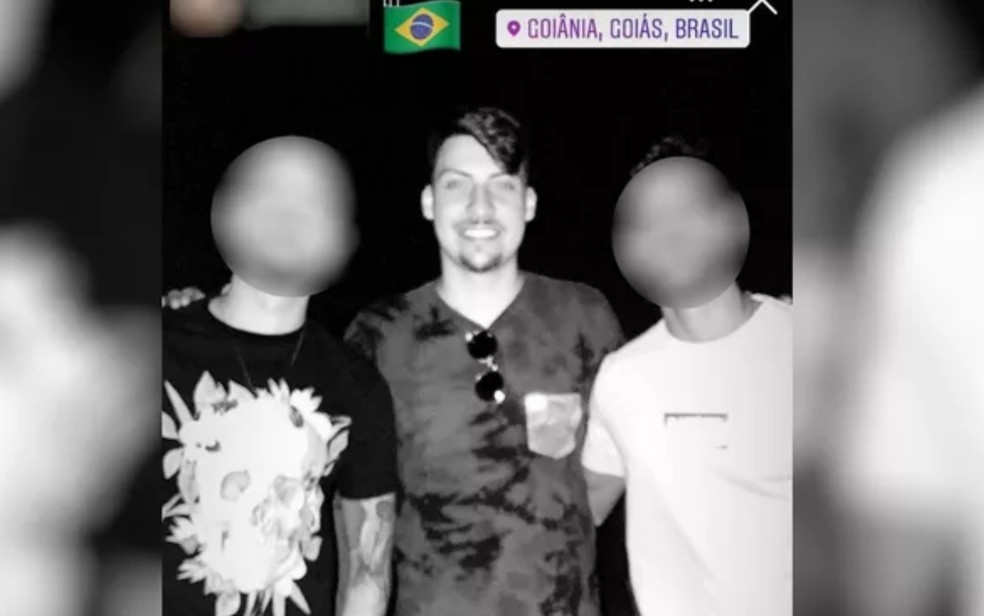 Jair Renan Bolsonaro ao lado de amigos durante festa clandestina em Goiânia — Foto: Reprodução/Instagram