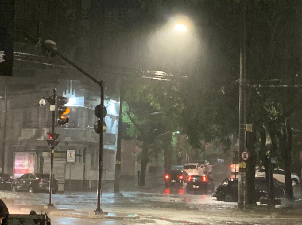 Chuva atingiu grande parte da cidade nesta segunda-feira  — Foto: Manoela Borges/TV Globo