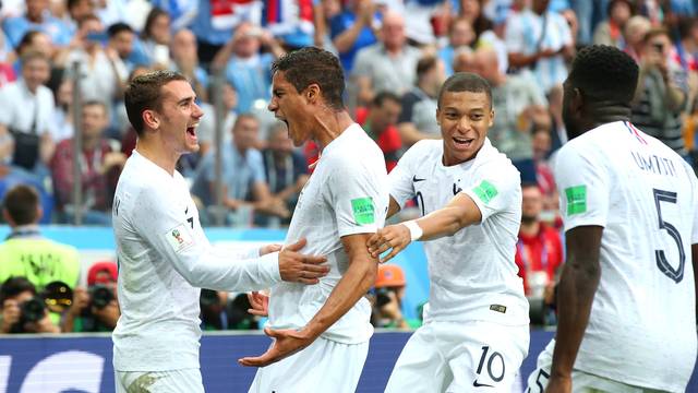 Jogadores da Frana comemoram gol de Varane contra o Uruguai