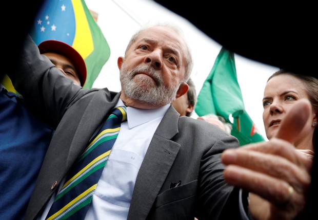 O ex-presidente Luiz Inácio Lula da Silva chega à Justiça Federal, acompanhado da senadora Gleisi Hoffmann (PT-PR) para seu depoimento ao juiz Moro (Foto: Nacho Doce/Reuters)