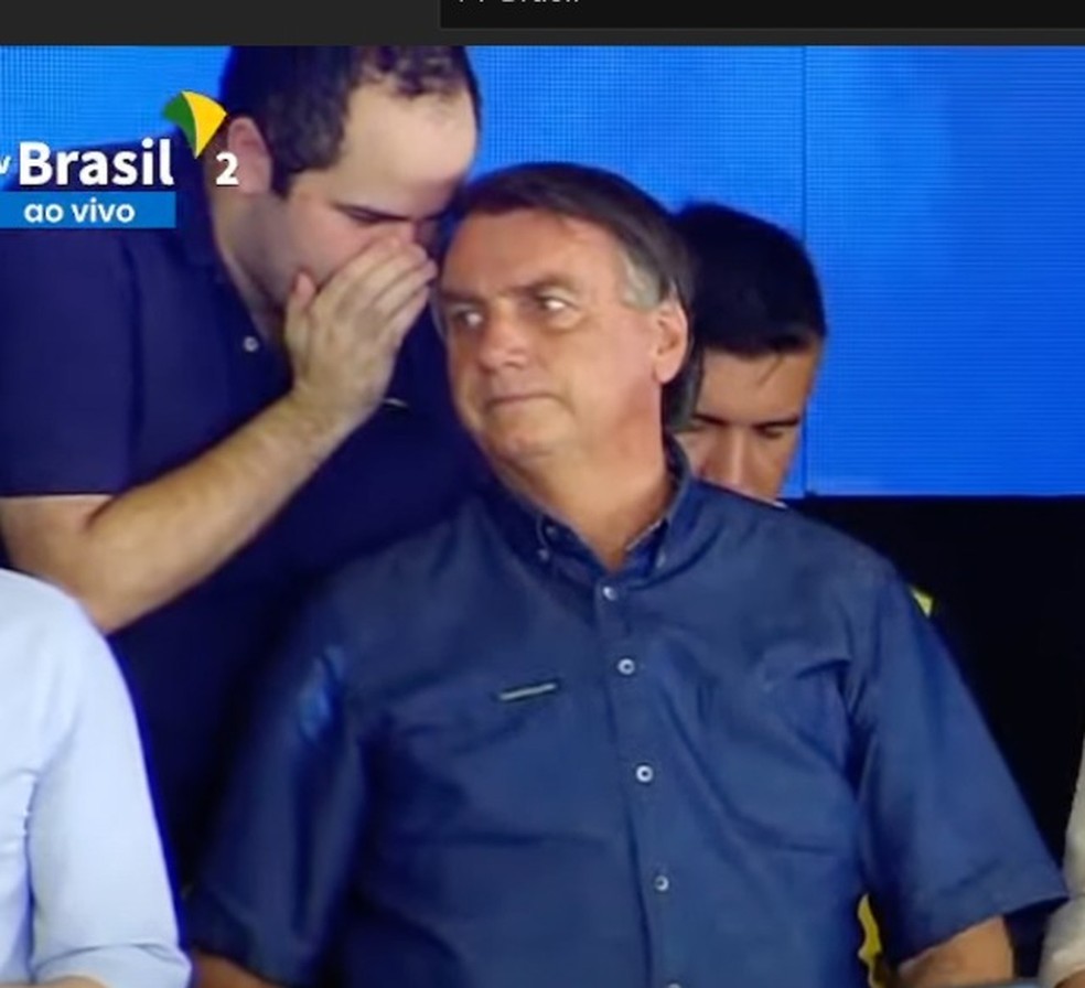 Queiroguinha fala no ouvido do presidente Jair Bolsonaro durante evento do governo nesta sexta-feira — Foto: Reprodução 