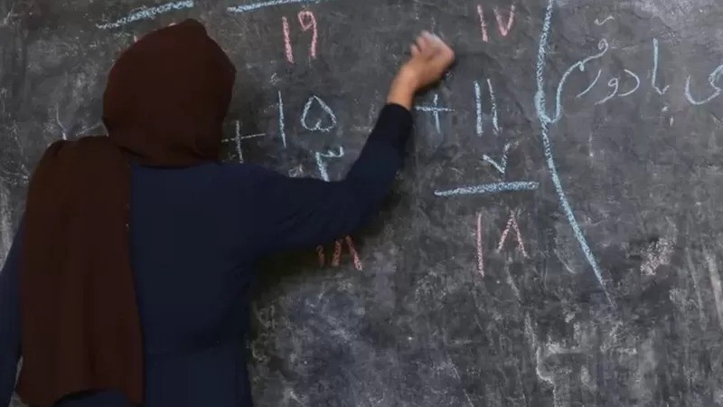 Imagem de arquivo mostra professora dando aula no Afeganistão; mulheres e meninas foram excluídas na volta às aulas do ensino médio (Foto: Getty Images via BBC News)