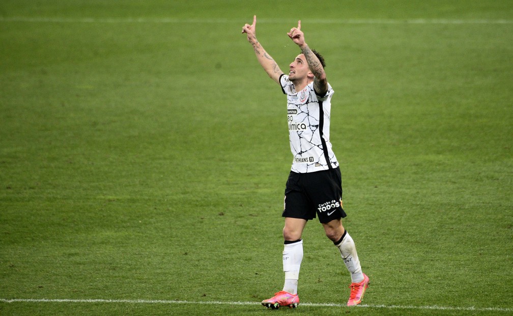 Gustavo Silva se emociona ao falar sobre primeiro gol após a morte do pai: 