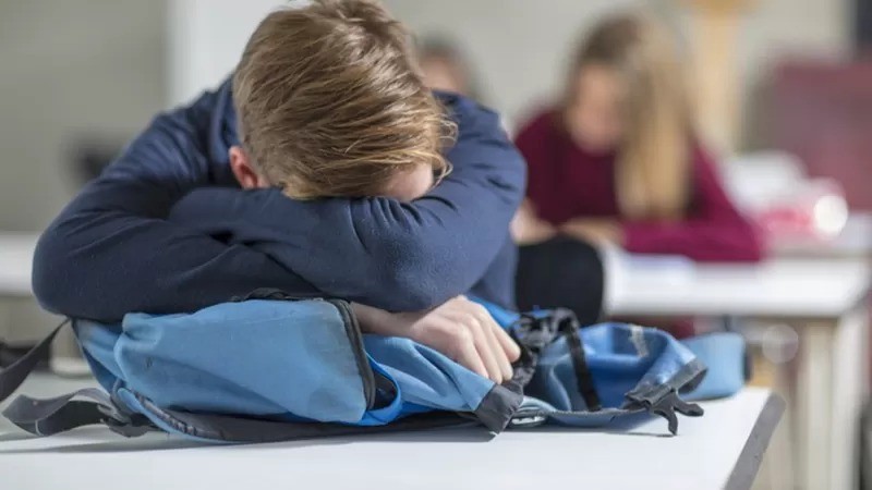 Estudante que cochila nas aulas pode não ser indisciplinado ou preguiçoso - ele simplesmente não tem conseguido dormir o suficiente para sua faixa etária (Foto: Getty Images )