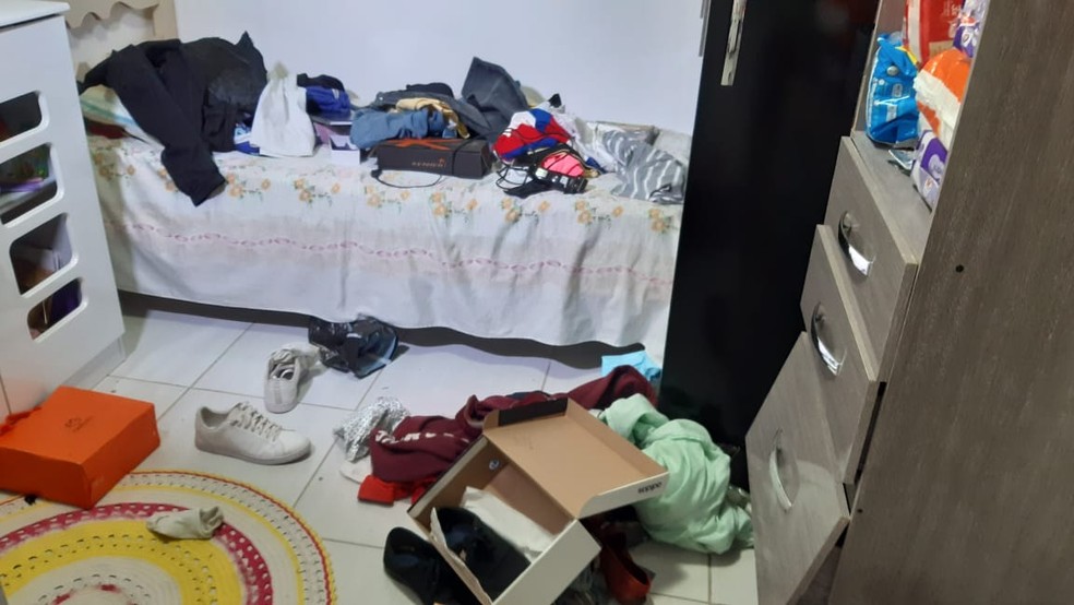 Criminosos entraram no local e reviraram cômodos da casa na Zona Norte de Natal, nesta quinta-feira (5) — Foto: Sérgio Henrique Santos/Inter TV Cabugi