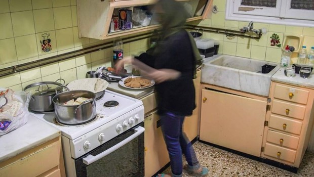 Sana em sua acomodação na Grécia Todos os dias as autoridades levam comida cozida para as famílias reaquecerem e compartilharem (Foto: BBC News)