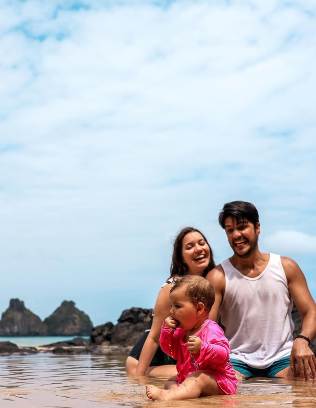 Nathalia Dill com o marido e a filha na praia (Foto: Reprodução/Instagram)