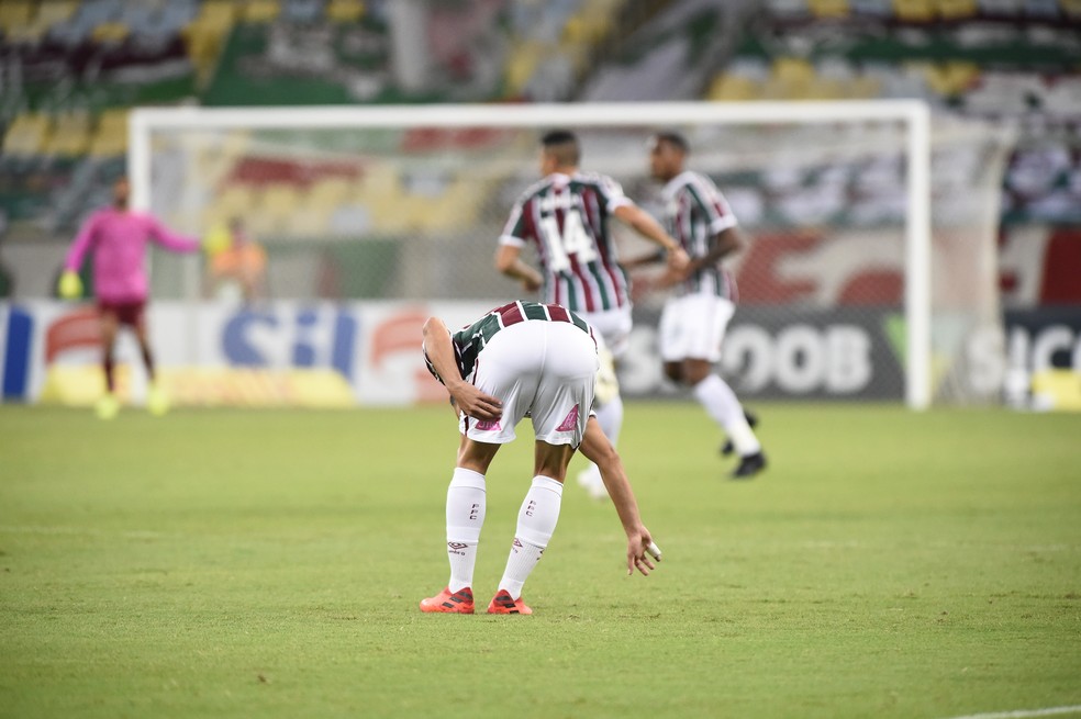 Yago Felipe, do Fluminense, deixou o campo logo no início com dores na coxa — Foto: André Durão / ge