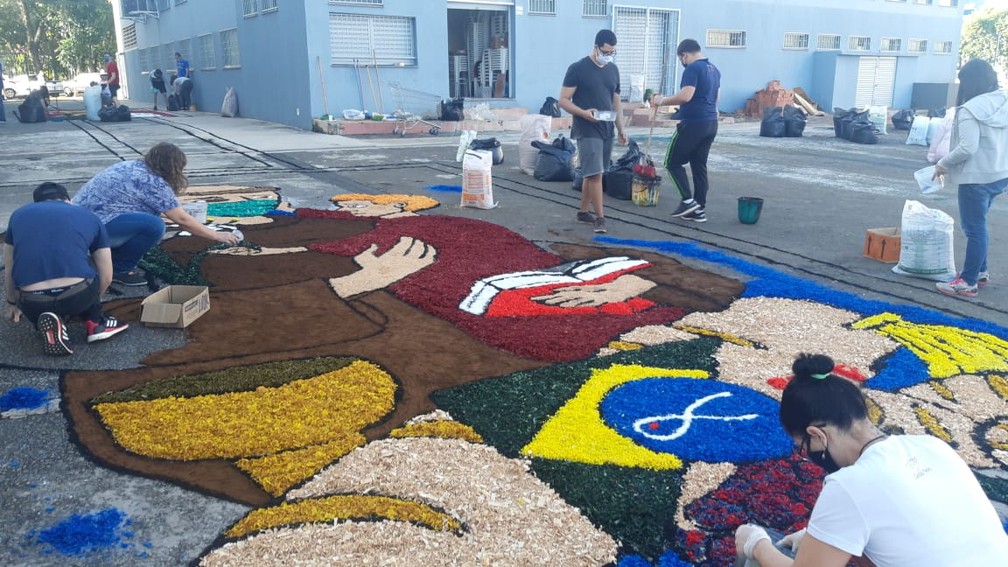 Fiéis usam materiais diversos para confeccionar os tapetes, como serragem, borra de café e flores. — Foto: Edijan Del Santo/EPTV
