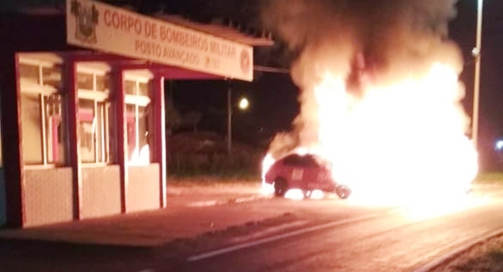 Base do Corpo de Bombeiros da BR-304, em MossorÃ³, foi alvo de criminosos; uma ambulÃ¢ncia e um carro da corporaÃ§Ã£o foram incendiados (Foto: CBM/DivulgaÃ§Ã£o)