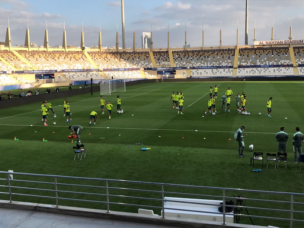 Treino do Palmeiras em Abu Dhabi antes da estreia no Mundial — Foto: Felipe Zito