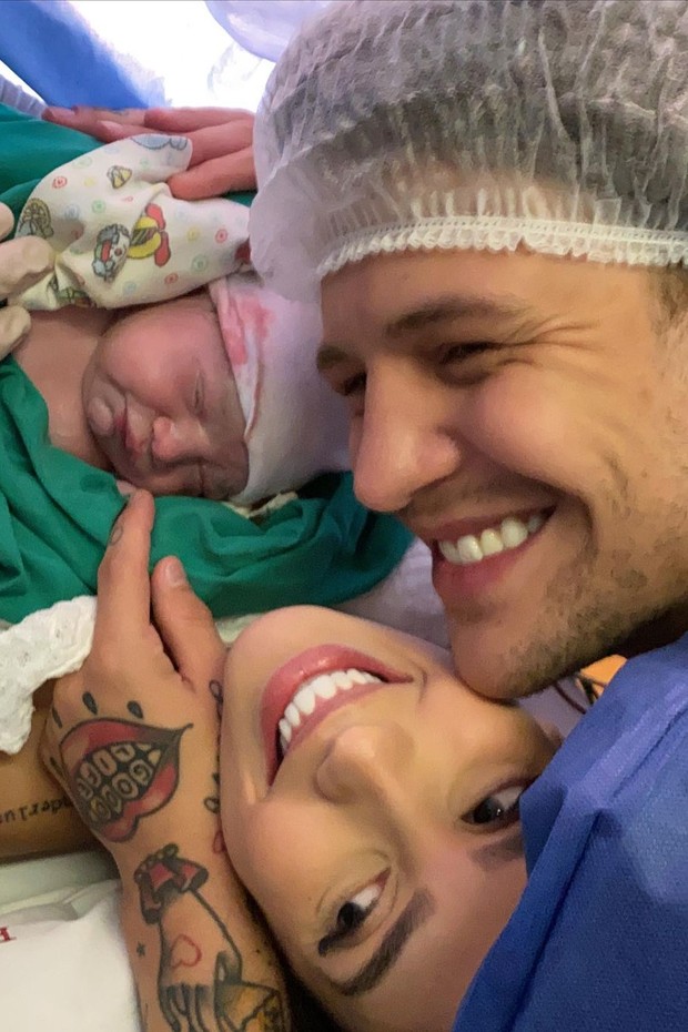 Gabi Brandt, Saulo e bebê (Foto: Reprodução / Instagram)