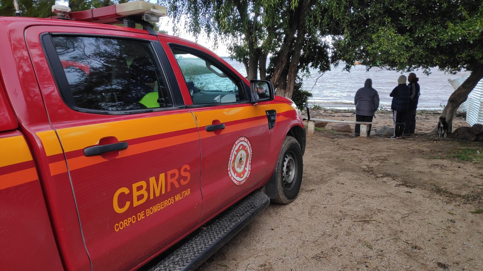 Corpo é encontrado no Guaíba após barco afundar durante passagem de tempestade Yakecan no RS; suspeita é que seja de pescador desaparecido
