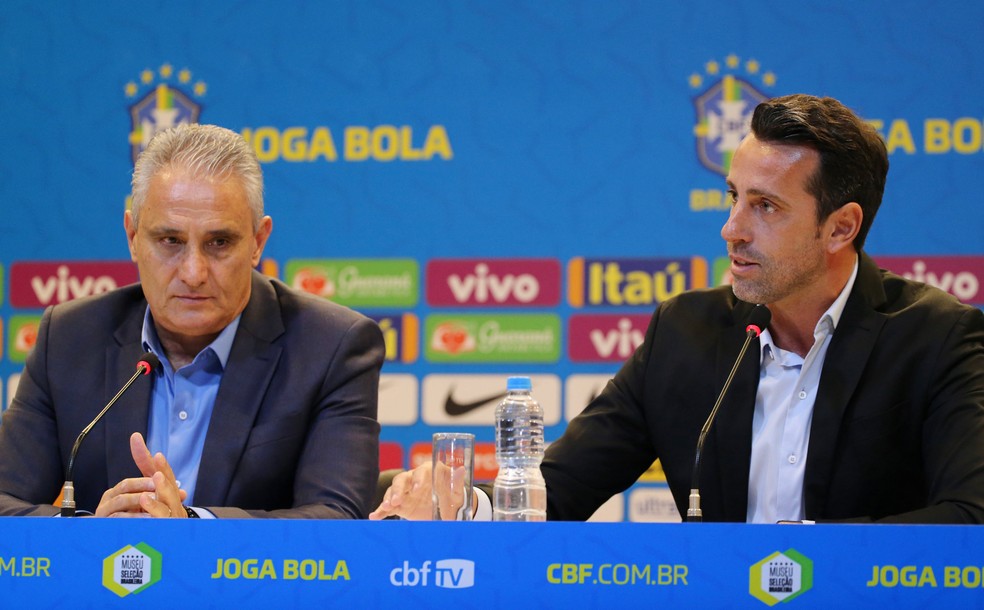 Tite ao lado de Edu Gaspar na coletiva da Seleção — Foto: REUTERS/Sergio Moraes