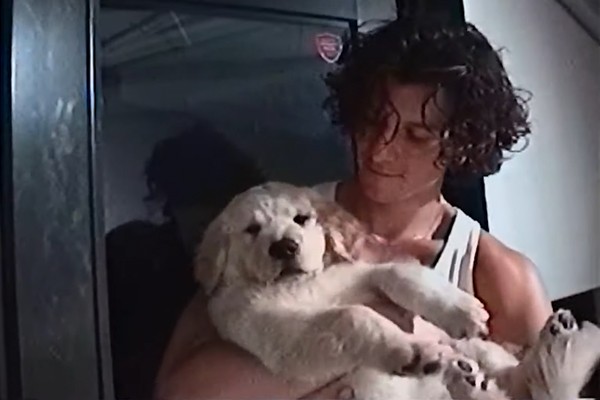 Shawn Mendes com Tarzan, cãozinho que adotou com Camila Cabello (Foto: reprodução)