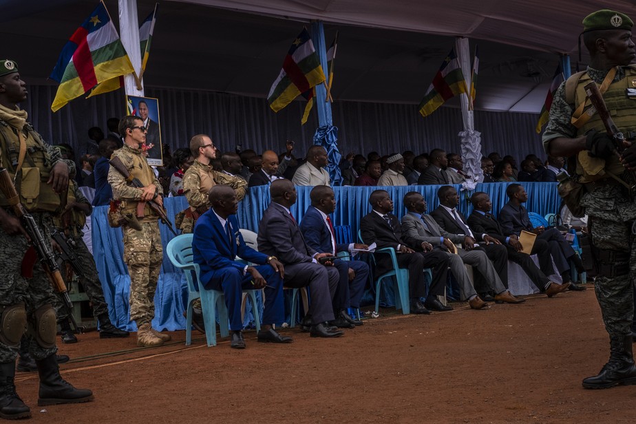 Mercenários russos do Grupo Wagner participam de cerimônia com autoridades locais em Bangui, República Centro-Africana