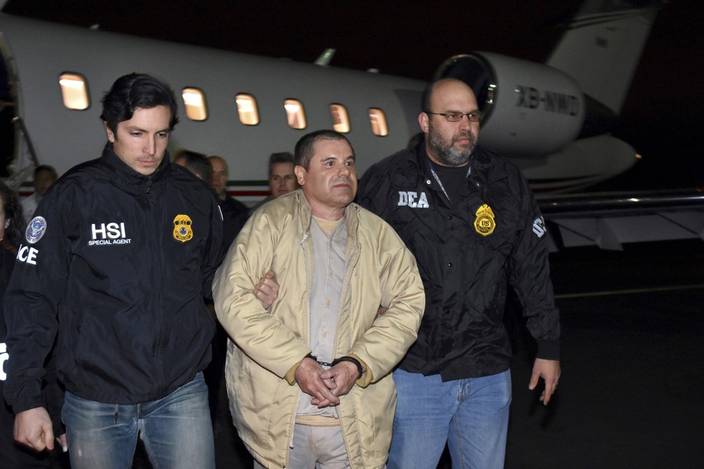 Traficante 'El Chapo' desembarca nos EUA, em janeiro de 2017, apÃ³s ser extraditado. â?? Foto: U.S. law enforcement via AP